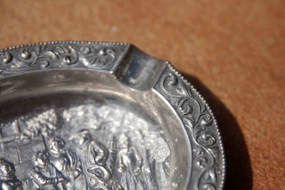 Овальная дамская пепельница из металла. Сюжет пикник