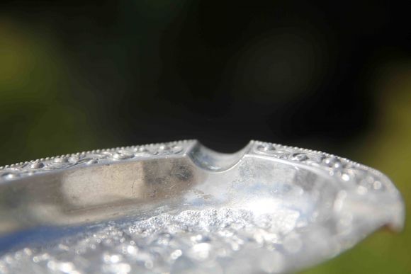 Овальная дамская пепельница из металла. Сюжет пикник