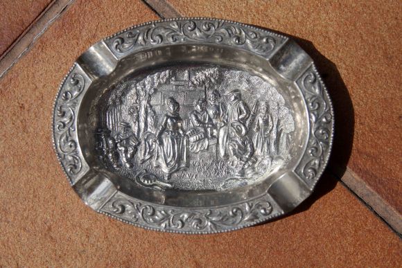 Овальная дамская пепельница из металла. Сюжет пикник