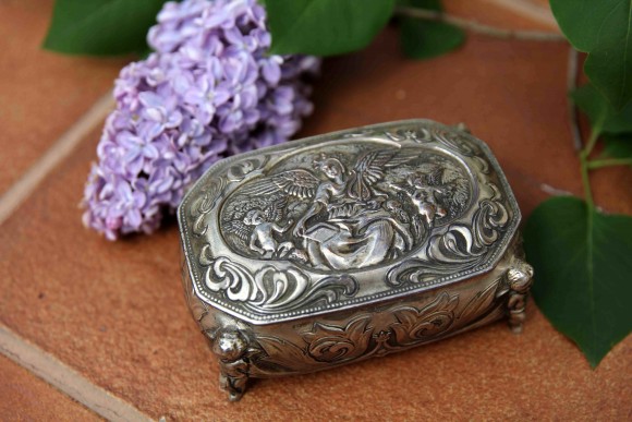 Миленькая шкатулочка в стиле мать и дитя, украшена Путти