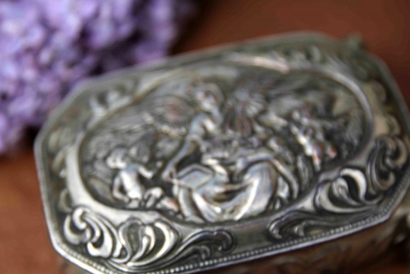 Миленькая шкатулочка в стиле мать и дитя, украшена Путти