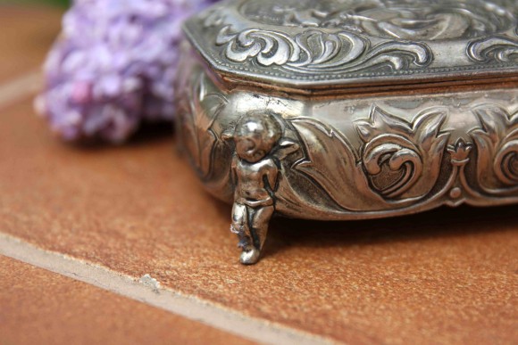 Миленькая шкатулочка в стиле мать и дитя, украшена Путти