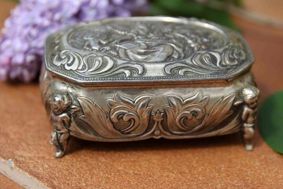 Миленькая шкатулочка в стиле мать и дитя, украшена Путти