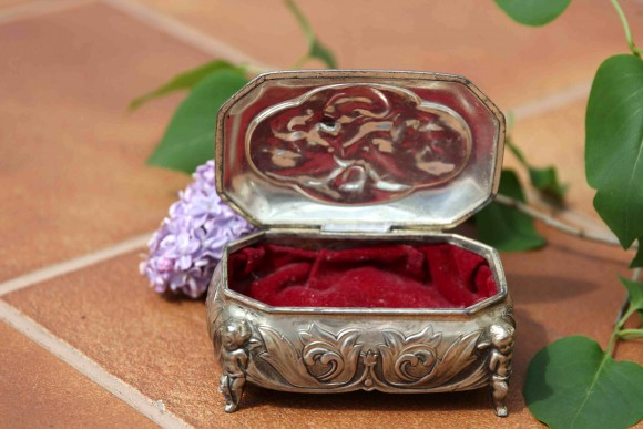 Миленькая шкатулочка в стиле мать и дитя, украшена Путти