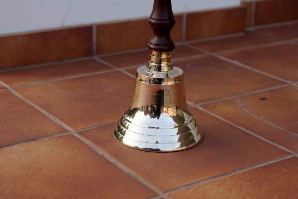 Латунный тяжёлый колокол с дубовой ручкой