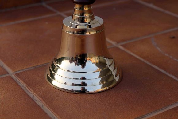 Латунный тяжёлый колокол с дубовой ручкой