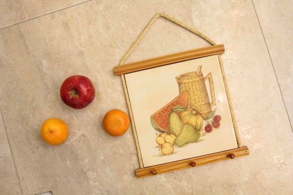 Оригинальная настенная кухонная полочка с крючками.Европа.Середина 20 века