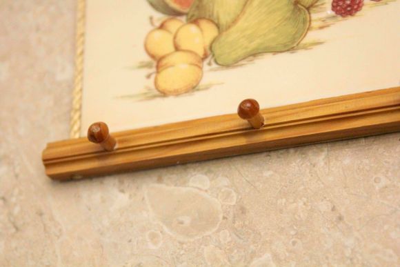 Оригинальная настенная кухонная полочка с крючками.Европа.Середина 20 века