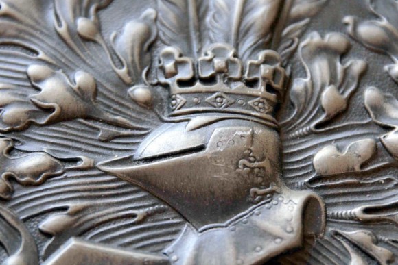 Интересная настенная тарелка из пищевого олова