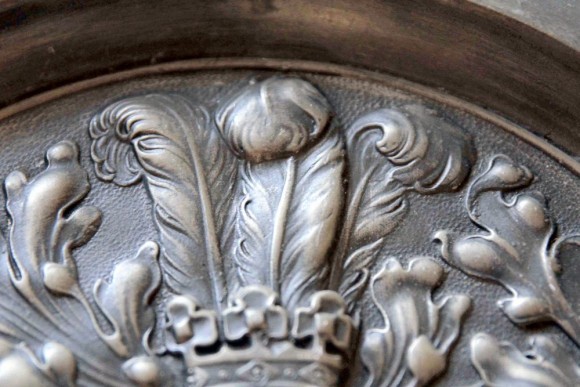 Интересная настенная тарелка из пищевого олова