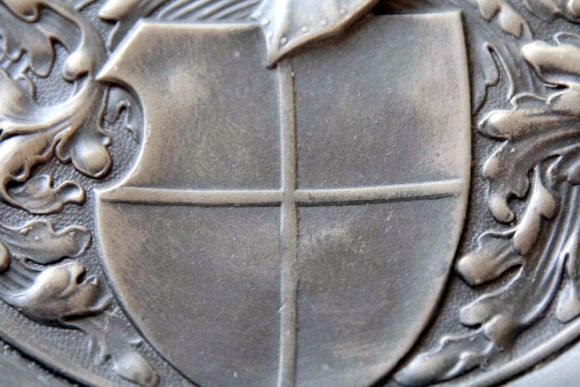 Интересная настенная тарелка из пищевого олова