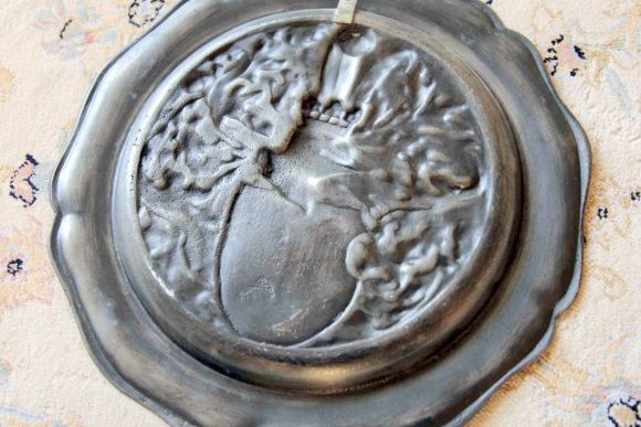 Интересная настенная тарелка из пищевого олова