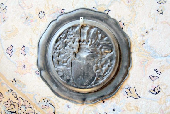 Интересная настенная тарелка из пищевого олова