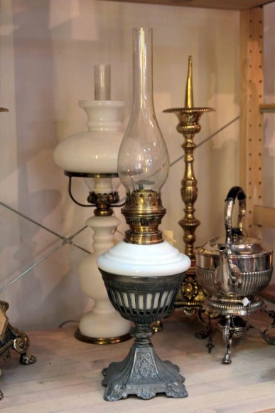 Белая керосиновая лампа в чугунной колбе