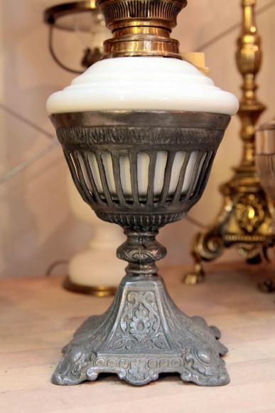 Белая керосиновая лампа в чугунной колбе