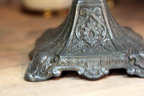 Белая керосиновая лампа в чугунной колбе