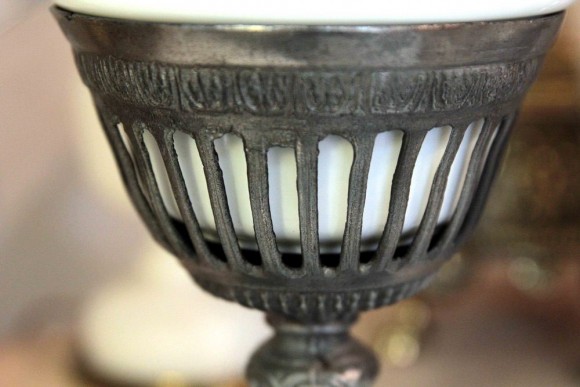 Белая керосиновая лампа в чугунной колбе