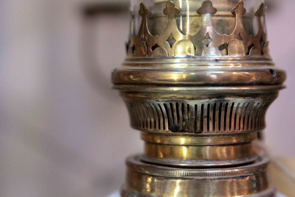 Белая керосиновая лампа в чугунной колбе