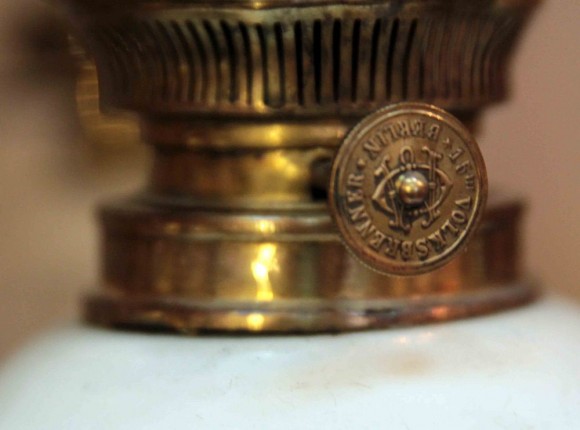 Белая керосиновая лампа в чугунной колбе