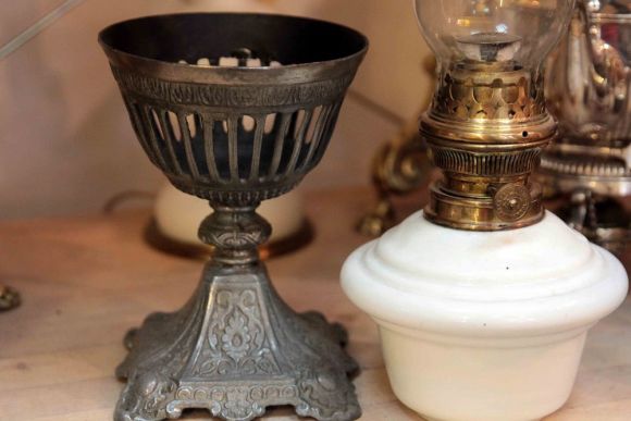 Белая керосиновая лампа в чугунной колбе