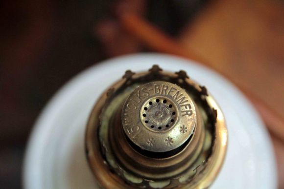 Белая керосиновая лампа в чугунной колбе