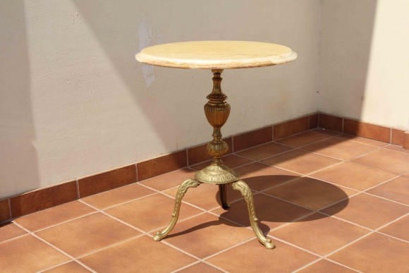 старинный латунный столик с натуральным ониксом. Европа. Начало 20 в