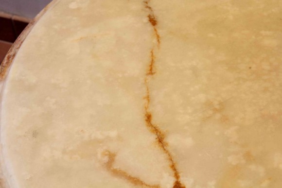 старинный латунный столик с натуральным ониксом. Европа. Начало 20 в