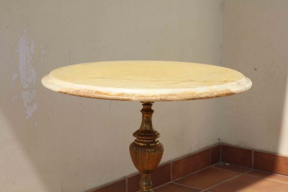 старинный латунный столик с натуральным ониксом. Европа. Начало 20 в