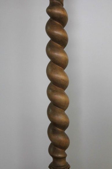 Старинный дубовый резной торшер. Европа. Начало 20 века