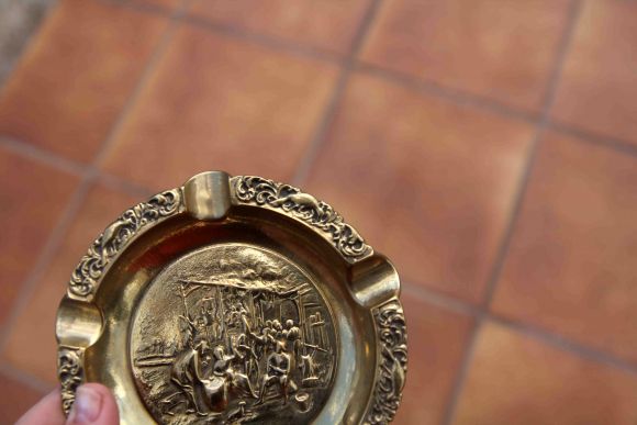 Латунная круглая пепельница на 5 сигар. "Для компании"