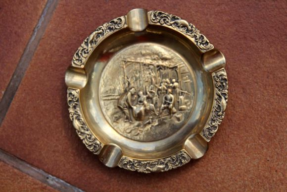 Латунная круглая пепельница на 5 сигар. "Для компании"