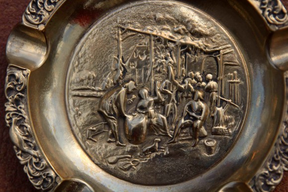 Латунная круглая пепельница на 5 сигар. "Для компании"