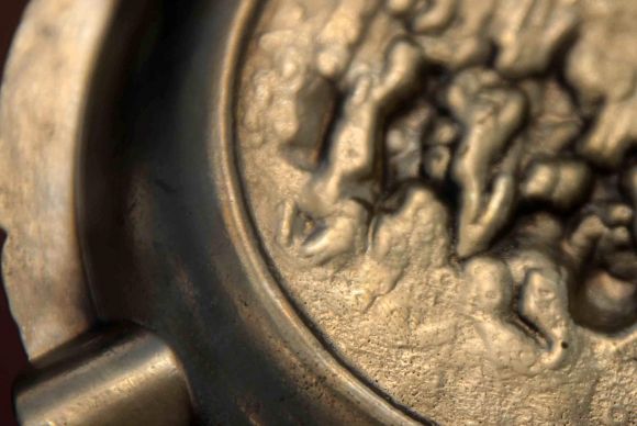 Латунная круглая пепельница на 5 сигар. "Для компании"