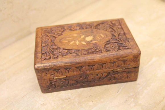 Винтажная резная шкатулка. Ручная работа