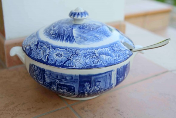 Английская винтажная супница в голубых тонах