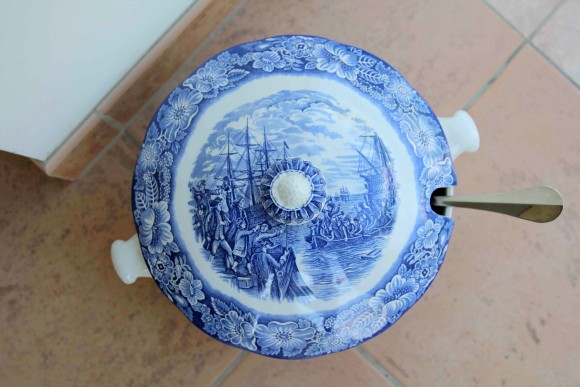 Английская винтажная супница в голубых тонах