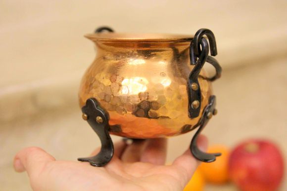 Хорошенький и компактный котелок из меди для различной мелочи. Европа. Начало 20 века