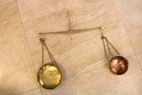 Старинные чашечные подвесные весы