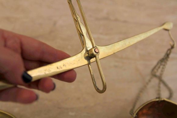 Старинные чашечные подвесные весы