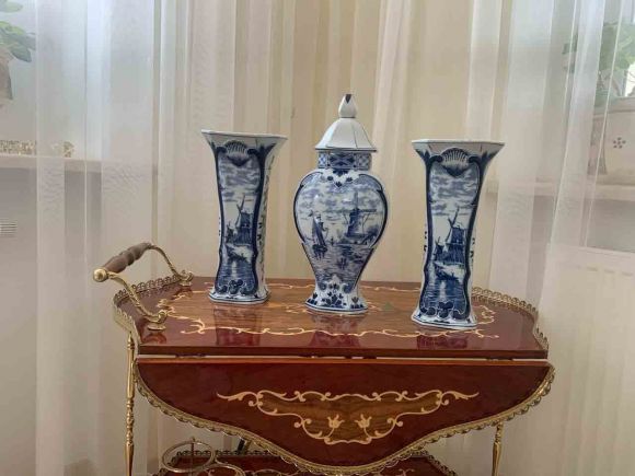 Сет из трех роскошных бельгийских ваз Делф