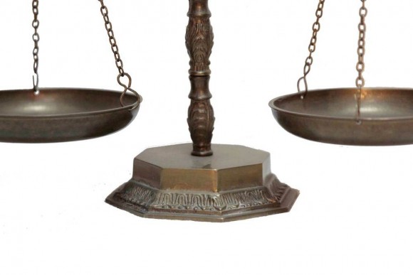 Винтажные весы с 2 чашами. Латунное литье. Европа. Середина 20 вв