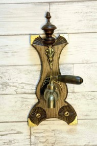 Старинный кран на дубовой резной подложке. Европа. Начало 20 века