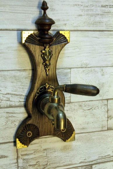 Старинный кран на дубовой резной подложке. Европа. Начало 20 века