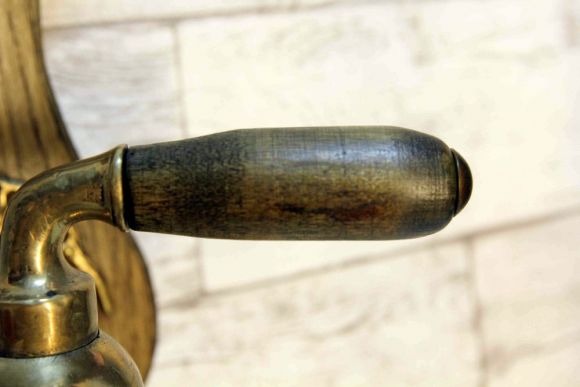 Старинный кран на дубовой резной подложке. Европа. Начало 20 века