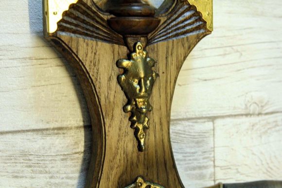 Старинный кран на дубовой резной подложке. Европа. Начало 20 века