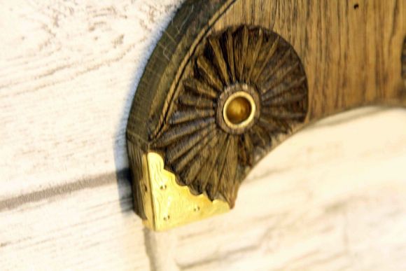 Старинный кран на дубовой резной подложке. Европа. Начало 20 века