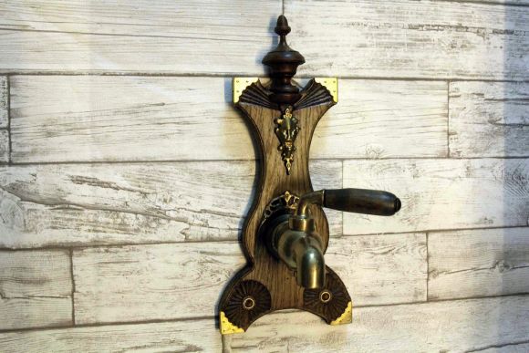 Старинный кран на дубовой резной подложке. Европа. Начало 20 века