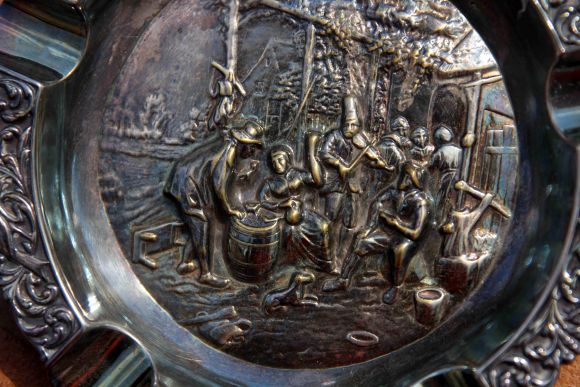 Потемневшая от времени латунная сигарная пепельница