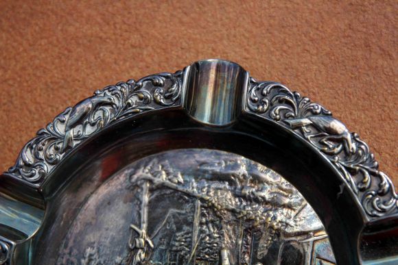 Потемневшая от времени латунная сигарная пепельница