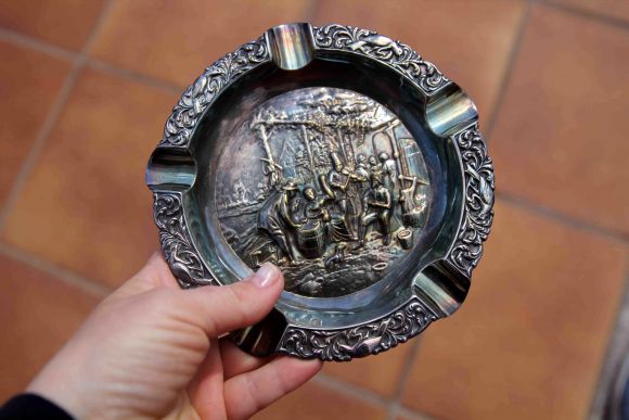 Потемневшая от времени латунная сигарная пепельница